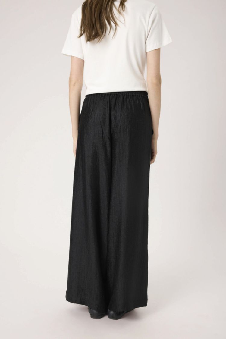 Soaked In Luxury 17941 Mom Zwart
