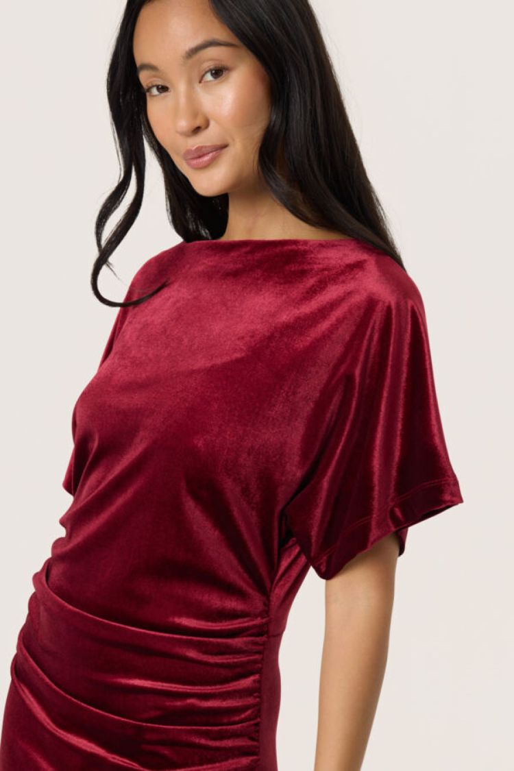 Soaked In Luxury 17956  Rood